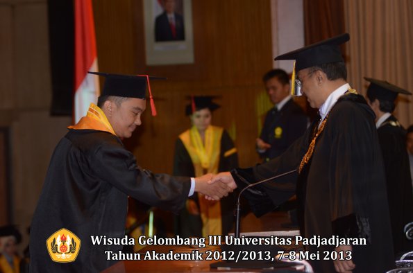 wisuda-unpad-gel-iii-ta-2012_2013-fakultas-hukum-oleh-rektor-099