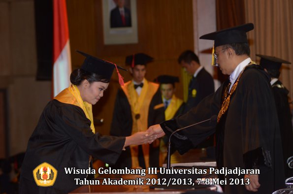 wisuda-unpad-gel-iii-ta-2012_2013-fakultas-hukum-oleh-rektor-100