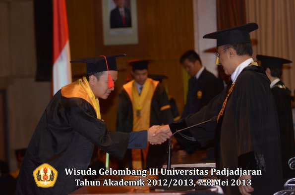 wisuda-unpad-gel-iii-ta-2012_2013-fakultas-hukum-oleh-rektor-102