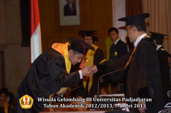 wisuda-unpad-gel-iii-ta-2012_2013-fakultas-hukum-oleh-rektor-103