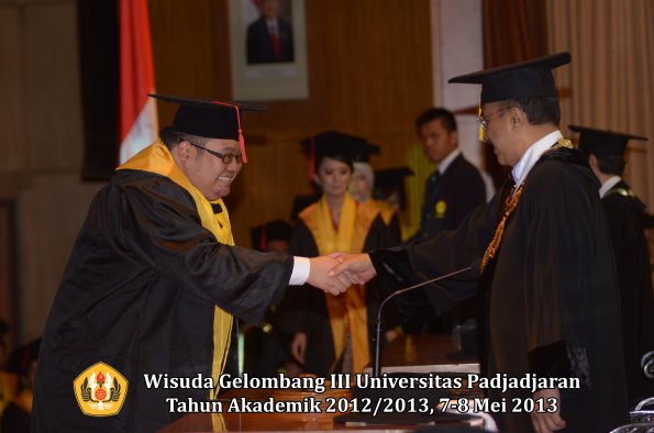 wisuda-unpad-gel-iii-ta-2012_2013-fakultas-hukum-oleh-rektor-104