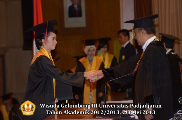 wisuda-unpad-gel-iii-ta-2012_2013-fakultas-hukum-oleh-rektor-105