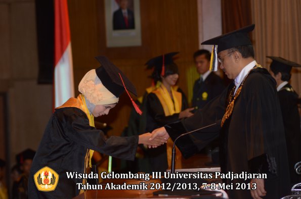 wisuda-unpad-gel-iii-ta-2012_2013-fakultas-hukum-oleh-rektor-106