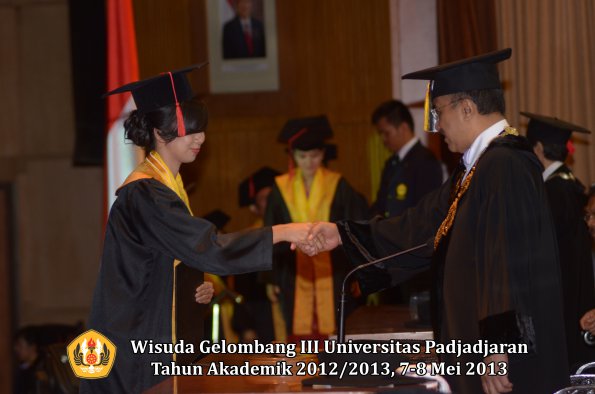 wisuda-unpad-gel-iii-ta-2012_2013-fakultas-hukum-oleh-rektor-107