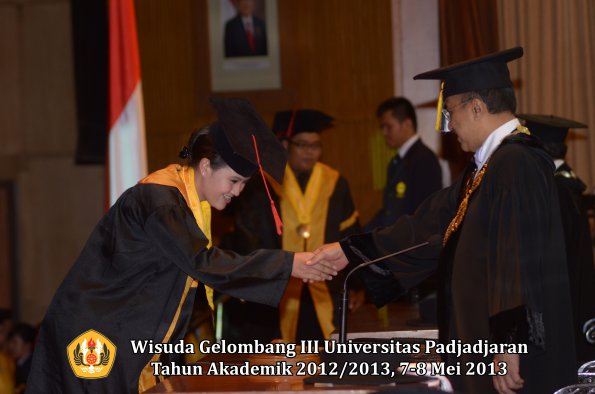 wisuda-unpad-gel-iii-ta-2012_2013-fakultas-hukum-oleh-rektor-108