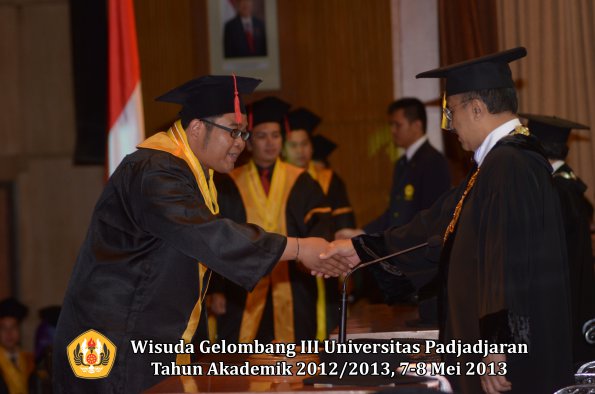 wisuda-unpad-gel-iii-ta-2012_2013-fakultas-hukum-oleh-rektor-109