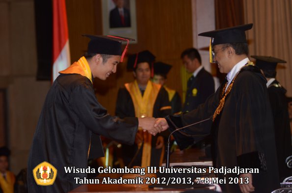 wisuda-unpad-gel-iii-ta-2012_2013-fakultas-hukum-oleh-rektor-110