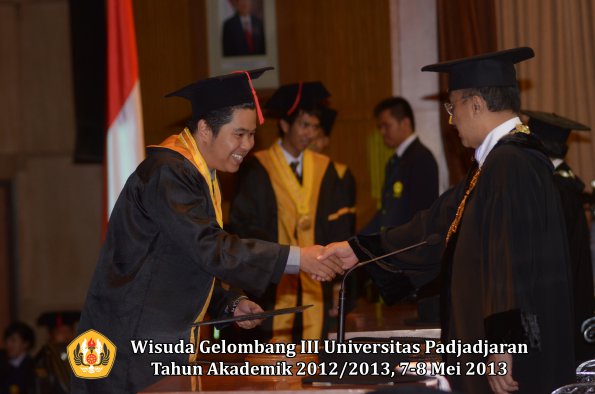 wisuda-unpad-gel-iii-ta-2012_2013-fakultas-hukum-oleh-rektor-111