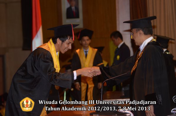 wisuda-unpad-gel-iii-ta-2012_2013-fakultas-hukum-oleh-rektor-112