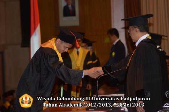 wisuda-unpad-gel-iii-ta-2012_2013-fakultas-hukum-oleh-rektor-113