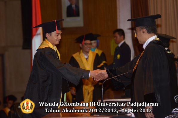 wisuda-unpad-gel-iii-ta-2012_2013-fakultas-hukum-oleh-rektor-114