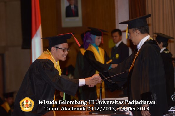 wisuda-unpad-gel-iii-ta-2012_2013-fakultas-hukum-oleh-rektor-115