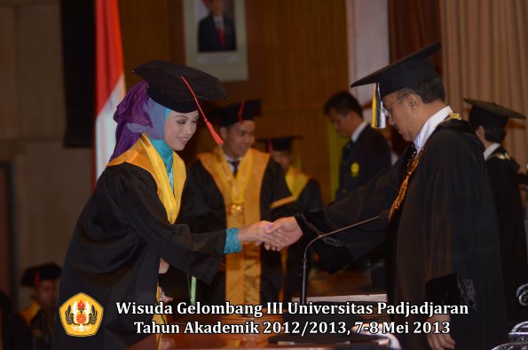 wisuda-unpad-gel-iii-ta-2012_2013-fakultas-hukum-oleh-rektor-116