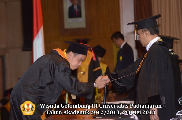 wisuda-unpad-gel-iii-ta-2012_2013-fakultas-hukum-oleh-rektor-117