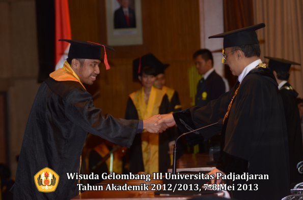 wisuda-unpad-gel-iii-ta-2012_2013-fakultas-hukum-oleh-rektor-118