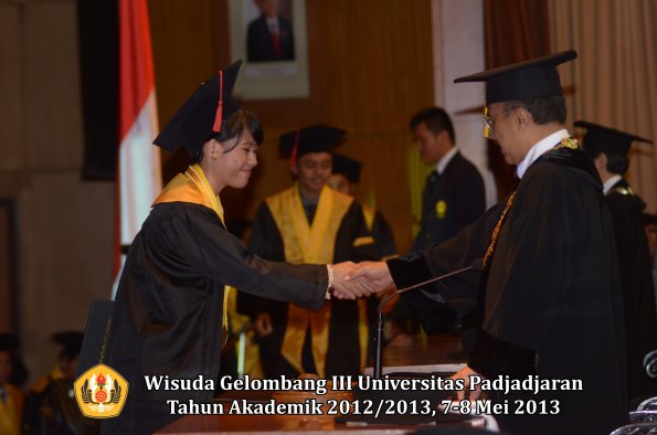 wisuda-unpad-gel-iii-ta-2012_2013-fakultas-hukum-oleh-rektor-119