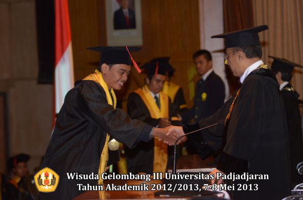 wisuda-unpad-gel-iii-ta-2012_2013-fakultas-hukum-oleh-rektor-120