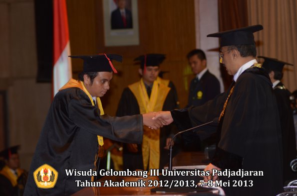 wisuda-unpad-gel-iii-ta-2012_2013-fakultas-hukum-oleh-rektor-121