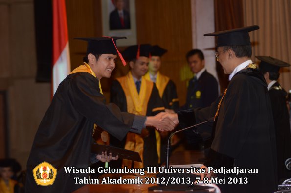 wisuda-unpad-gel-iii-ta-2012_2013-fakultas-hukum-oleh-rektor-122