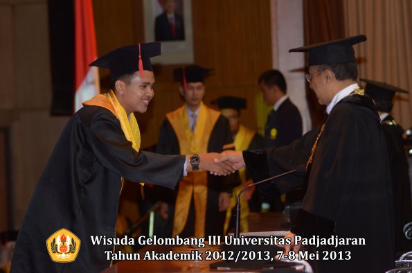 wisuda-unpad-gel-iii-ta-2012_2013-fakultas-hukum-oleh-rektor-123