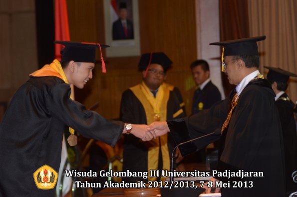 wisuda-unpad-gel-iii-ta-2012_2013-fakultas-hukum-oleh-rektor-124