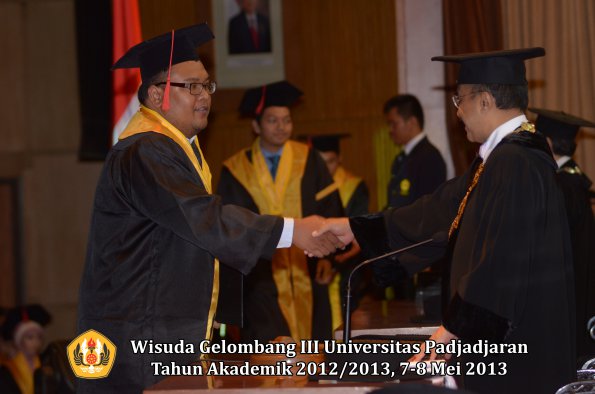 wisuda-unpad-gel-iii-ta-2012_2013-fakultas-hukum-oleh-rektor-125