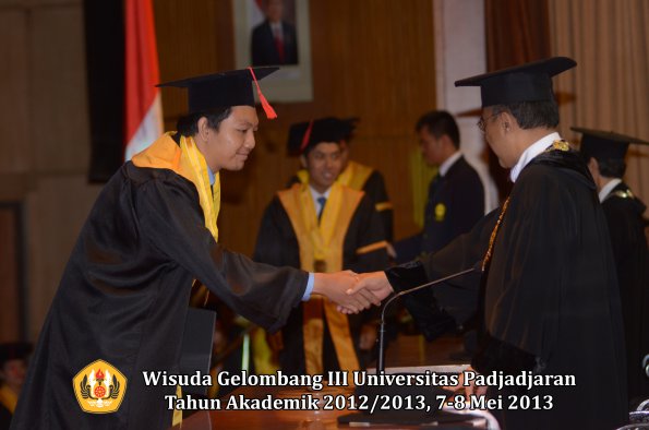 wisuda-unpad-gel-iii-ta-2012_2013-fakultas-hukum-oleh-rektor-126