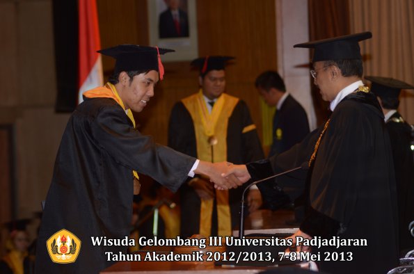 wisuda-unpad-gel-iii-ta-2012_2013-fakultas-hukum-oleh-rektor-127