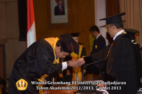 wisuda-unpad-gel-iii-ta-2012_2013-fakultas-hukum-oleh-rektor-128