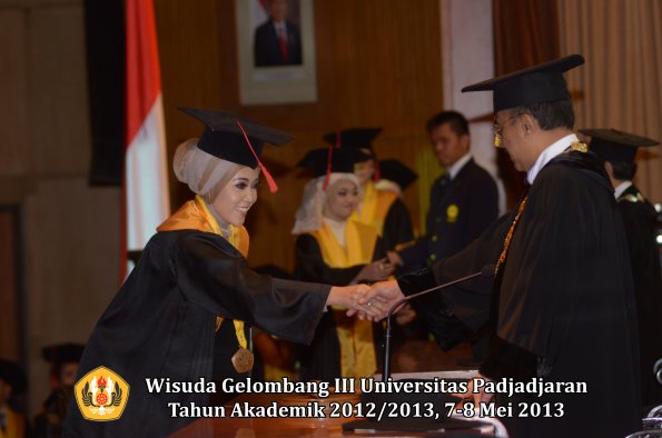 wisuda-unpad-gel-iii-ta-2012_2013-fakultas-hukum-oleh-rektor-129