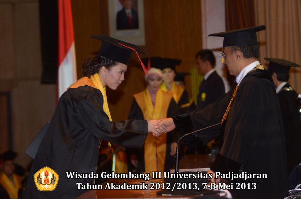 wisuda-unpad-gel-iii-ta-2012_2013-fakultas-hukum-oleh-rektor-131