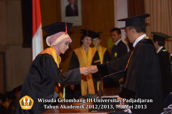 wisuda-unpad-gel-iii-ta-2012_2013-fakultas-hukum-oleh-rektor-132