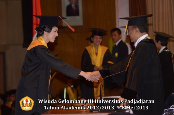 wisuda-unpad-gel-iii-ta-2012_2013-fakultas-hukum-oleh-rektor-133