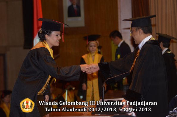 wisuda-unpad-gel-iii-ta-2012_2013-fakultas-hukum-oleh-rektor-134