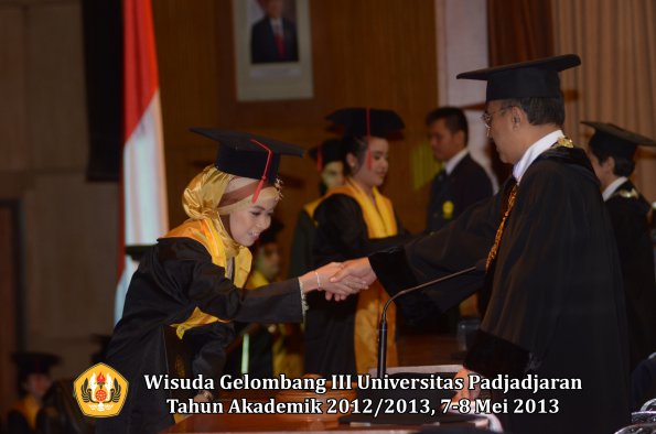 wisuda-unpad-gel-iii-ta-2012_2013-fakultas-hukum-oleh-rektor-135