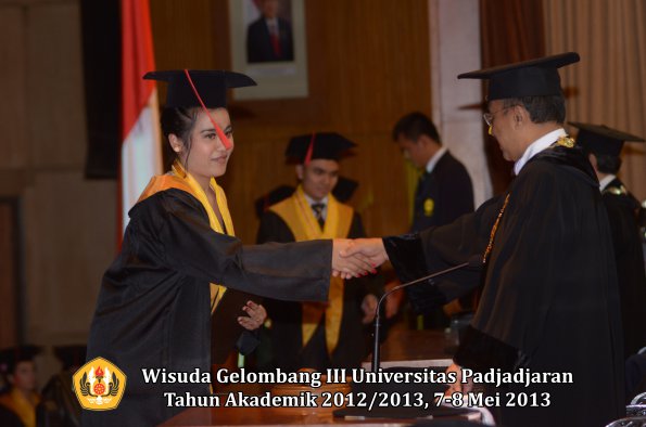 wisuda-unpad-gel-iii-ta-2012_2013-fakultas-hukum-oleh-rektor-136