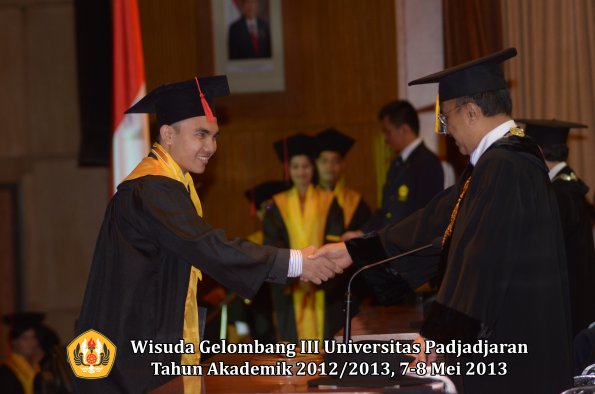 wisuda-unpad-gel-iii-ta-2012_2013-fakultas-hukum-oleh-rektor-137