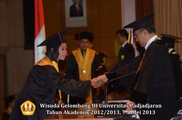 wisuda-unpad-gel-iii-ta-2012_2013-fakultas-hukum-oleh-rektor-138