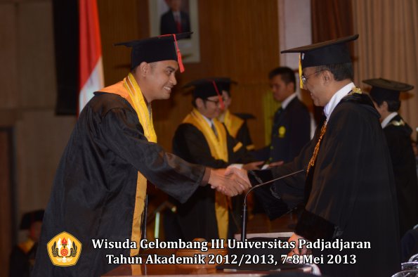 wisuda-unpad-gel-iii-ta-2012_2013-fakultas-hukum-oleh-rektor-139