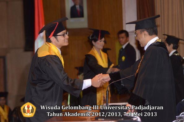 wisuda-unpad-gel-iii-ta-2012_2013-fakultas-hukum-oleh-rektor-140