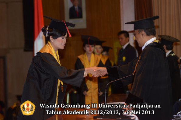 wisuda-unpad-gel-iii-ta-2012_2013-fakultas-hukum-oleh-rektor-141