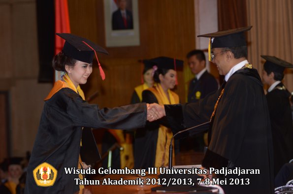 wisuda-unpad-gel-iii-ta-2012_2013-fakultas-hukum-oleh-rektor-142