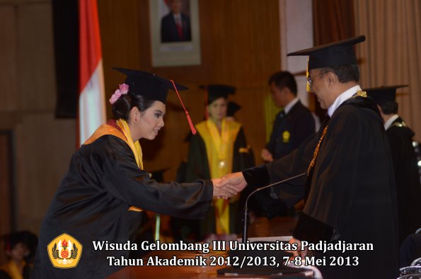 wisuda-unpad-gel-iii-ta-2012_2013-fakultas-hukum-oleh-rektor-143