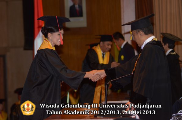 wisuda-unpad-gel-iii-ta-2012_2013-fakultas-hukum-oleh-rektor-145