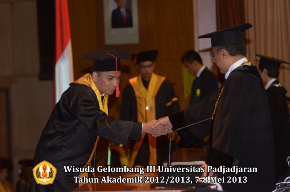 wisuda-unpad-gel-iii-ta-2012_2013-fakultas-hukum-oleh-rektor-146