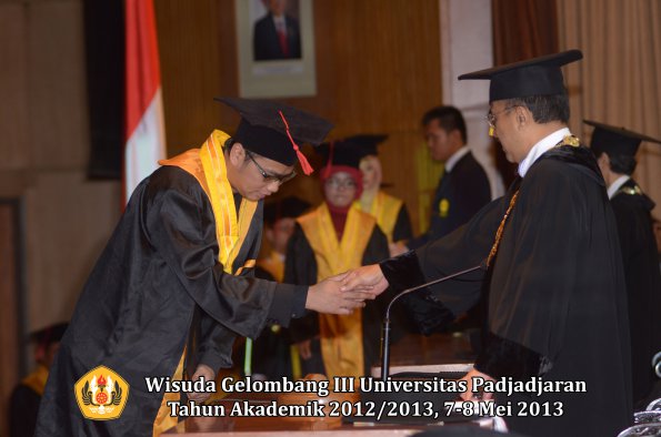 wisuda-unpad-gel-iii-ta-2012_2013-fakultas-hukum-oleh-rektor-147