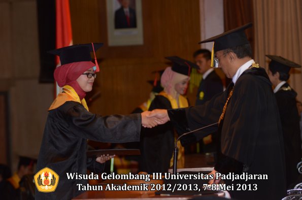 wisuda-unpad-gel-iii-ta-2012_2013-fakultas-hukum-oleh-rektor-148