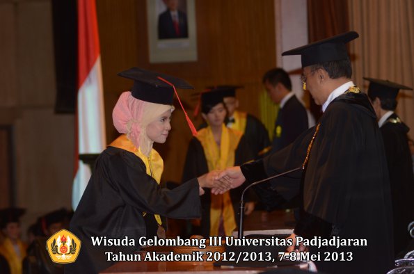 wisuda-unpad-gel-iii-ta-2012_2013-fakultas-hukum-oleh-rektor-149