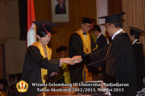 wisuda-unpad-gel-iii-ta-2012_2013-fakultas-hukum-oleh-rektor-150