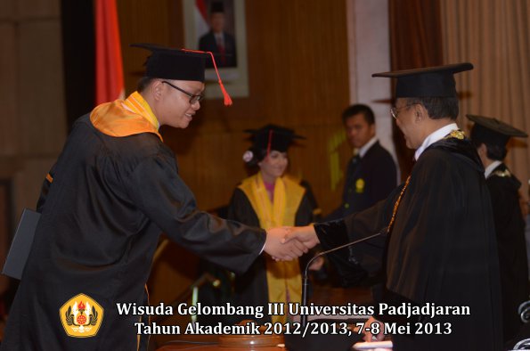 wisuda-unpad-gel-iii-ta-2012_2013-fakultas-hukum-oleh-rektor-151